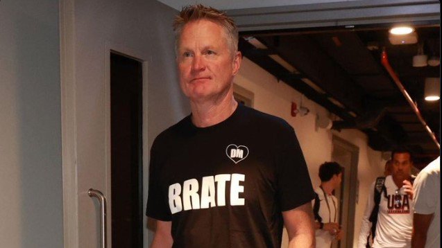 ISPUNIO OBEĆANJE: Selektor SAD u majici posvećenoj DEKIJU 🏀 | Red Portal