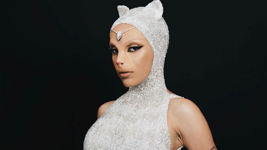 Doja Cat na pitanja novinarke na Met Gali odgovarala mjaukanjem 😸 | Red ...