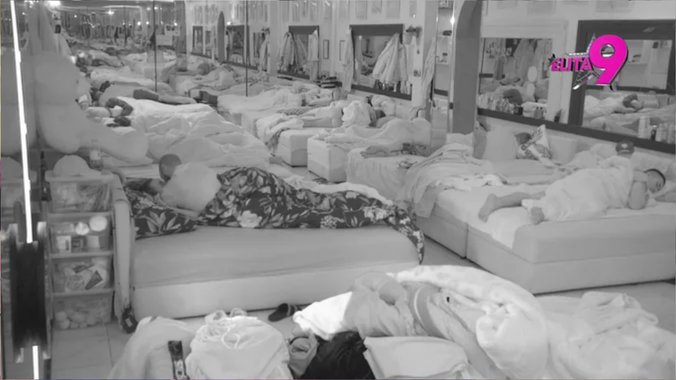 SPAO IM POKRIVAČ 😱 Luka i Anita u LJUBAVNOM ZANOSU nisu ni primetili da se SVE VIDI 😈