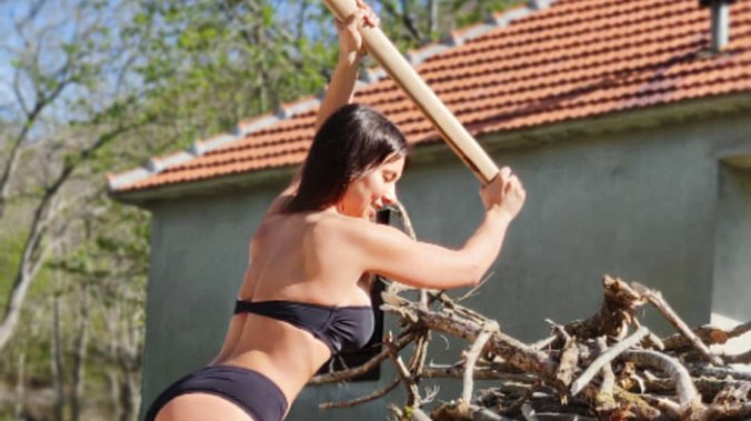 RUSKINJA SE UDALA NA CETINJU: Marina cepa drva i sekiru koristi u bikiniju  💪😍 | Red Portal