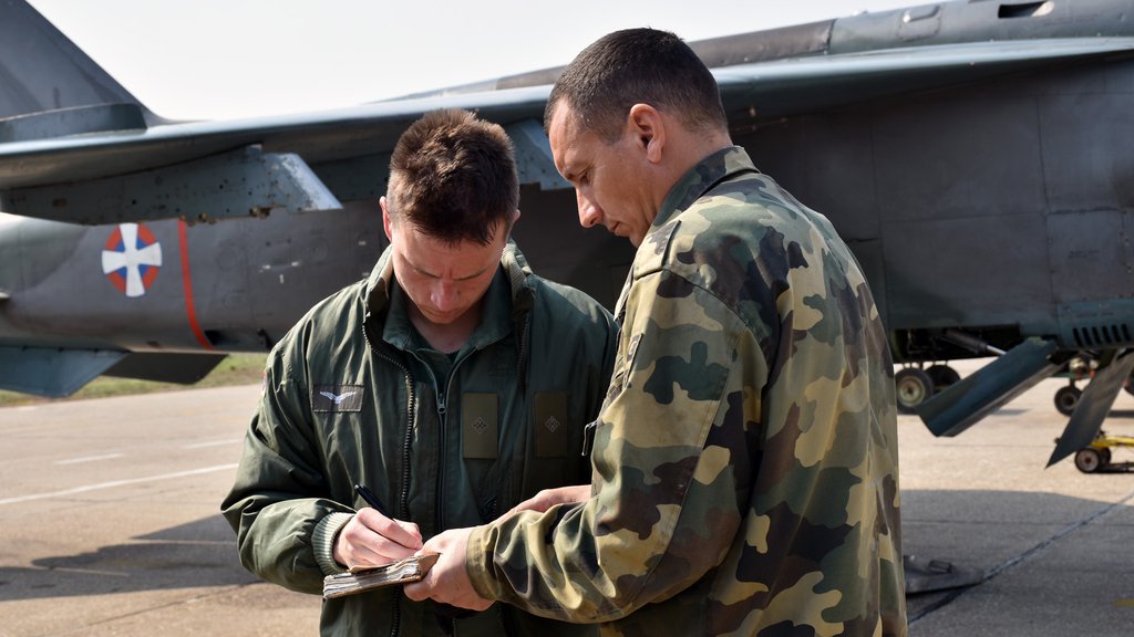 POSLE 15 GODINA: NAJMLAĐI SRPSKI PILOTI ponovo LETE NA BOMBARDERU | Red ...