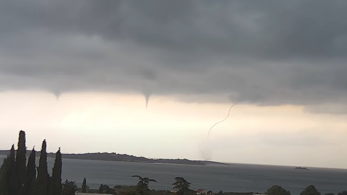 ORKANSKA BURA U Hrvatskoj Obara Stabla I RUŠI KUĆE | Red Portal