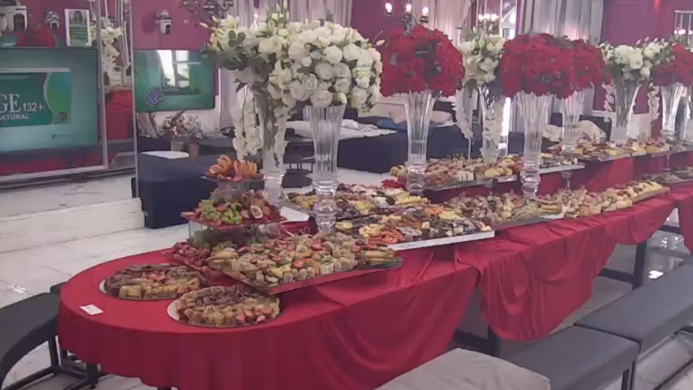 ELITNI BAJRAM: TRPEZA puca od hrane, a evo ko se PRVI omastio 🧁🤤