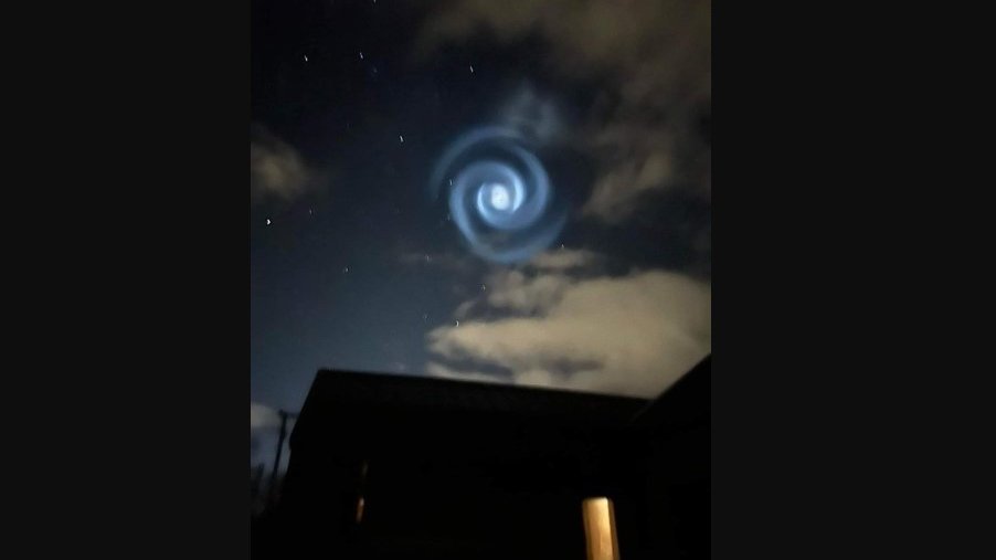 Misteriozna spiralna svetlost na noćnom nebu 🌠 | Red Portal