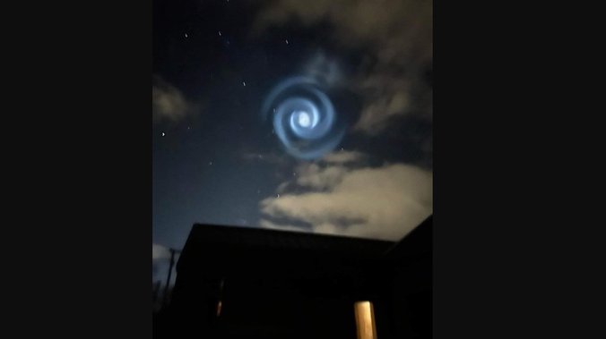 Misteriozna spiralna svetlost na noćnom nebu 🌠 | Red Portal